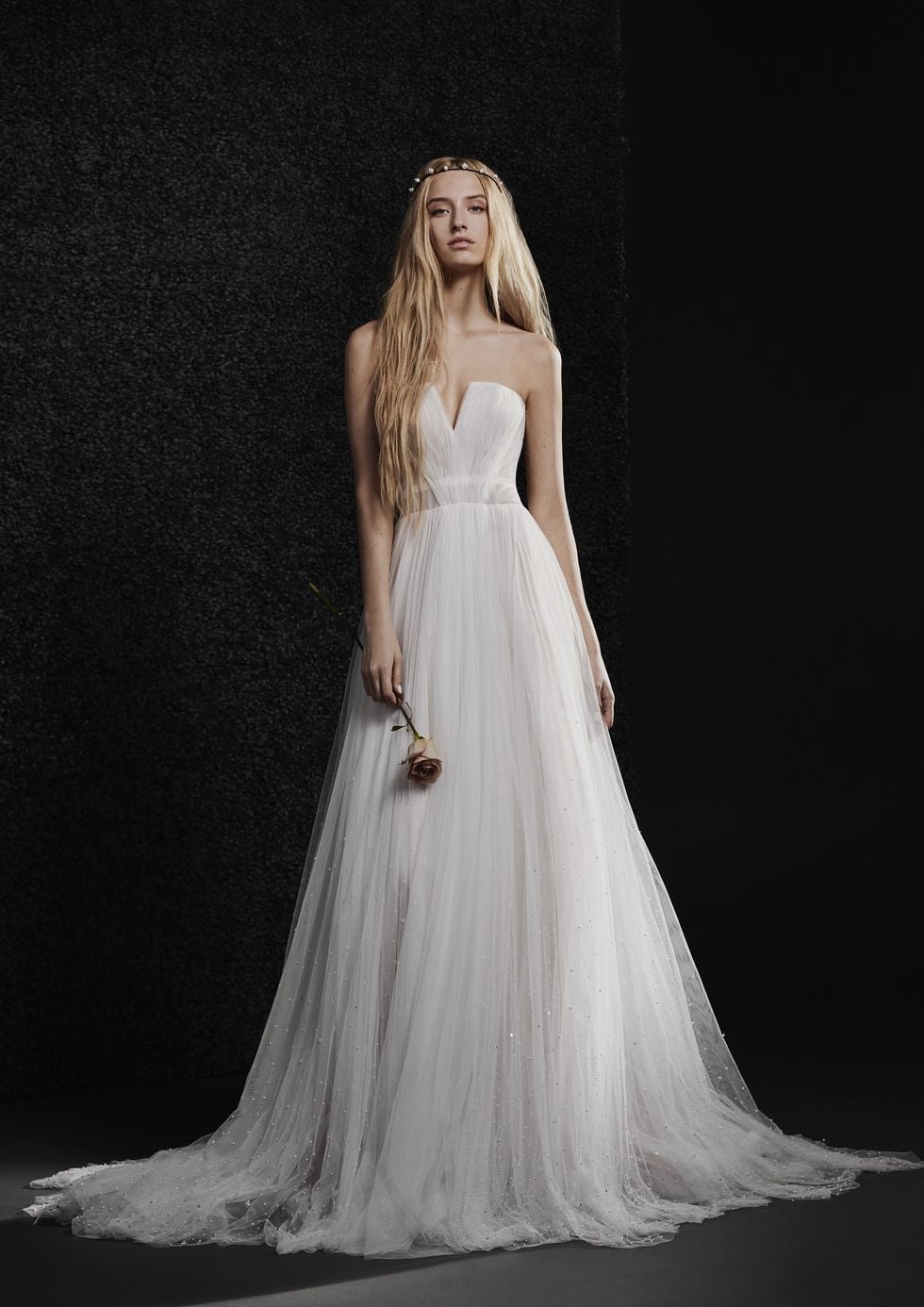 Bộ sưu tập váy cưới 2022 của Vera Wang: Đơn giản nhưng đầy sức hút - Ảnh 9