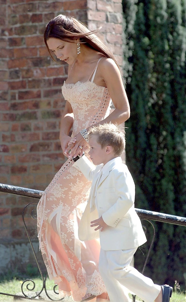 Victoria Beckham cứ đi đám cưới là chiếm hết spotlight của cô dâu - Ảnh 7