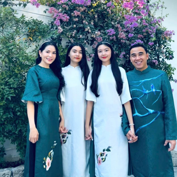 Bức ảnh cả nhà Quyền Linh trong trang phục áo dài thanh lịch trong đó nhan sắc của 2 con cô con gái chiếm hết spotlight.