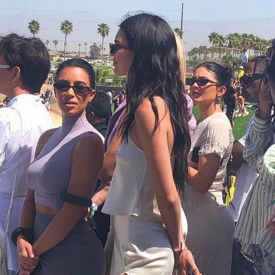 Ỷ có vóc dáng đỉnh cao, Kendall Jenner phối outfit ngang trái toàn những item ai cũng 