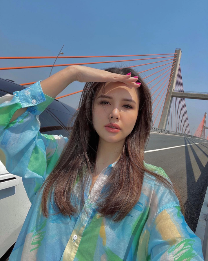 Phanh Lee mát mẻ với áo sơ mi oversize, cô nàng xoã tóc đơn giản kết hợp với layout trang điểm tone hồng coral ngọt ngào.