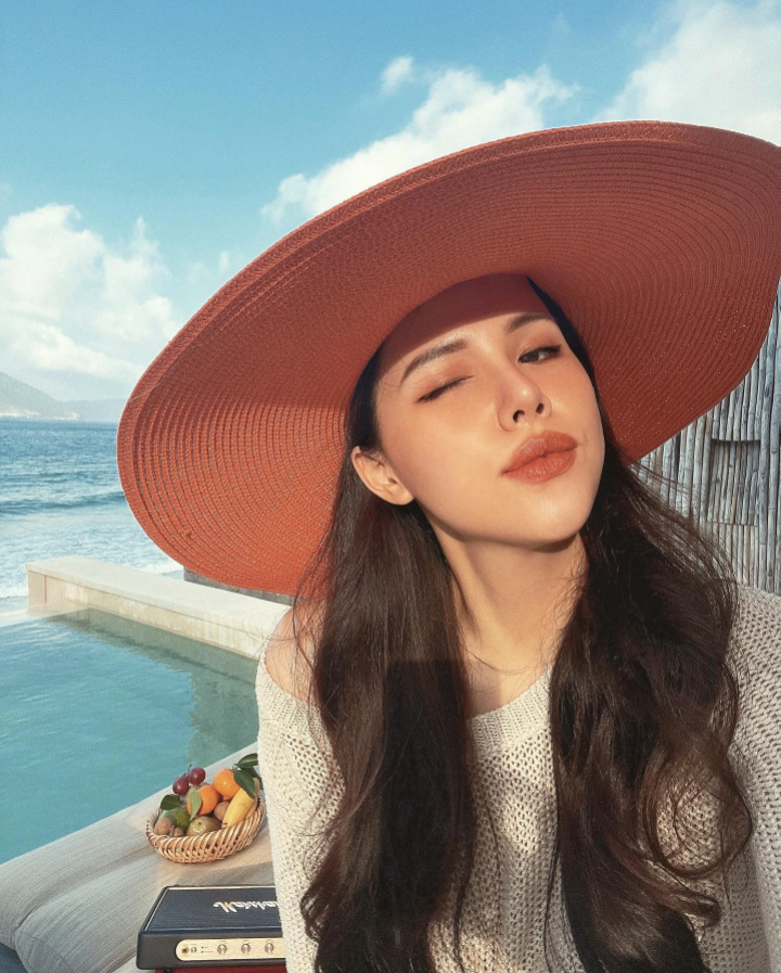 Không chỉ tiết kiệm, gu thời trang của Phanh Lee cũng rất cuốn hút, mỗi bức ảnh cô đăng tải lên mạng xã hội đều rất đầu tư.
