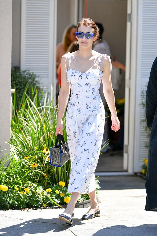Váy hai dây hoạ tiết hoa nhí màu trắng được nữ diễn viên kết hợp nhẹ nhàng với giày slingback và một chiếc túi xách cổ điển.