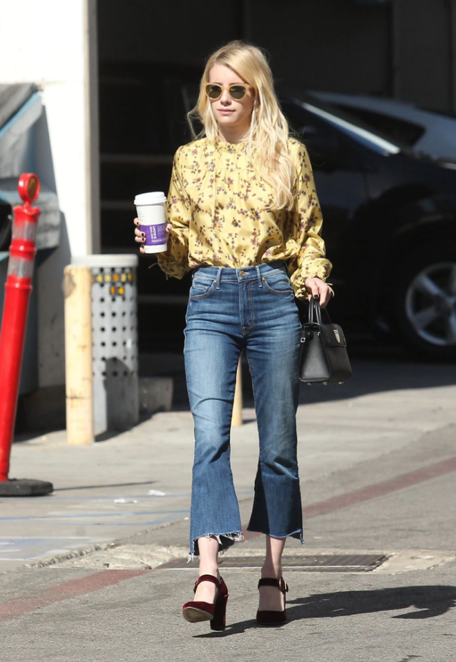Chiếc áo blouse hoạ tiết hoa nhí màu vàng nhạt được kết hợp với quần jeans lửng ống loe và giày cao gót tạo thành tổng thể vừa thanh lịch, vừa nữ tính cho Emma Roberts.