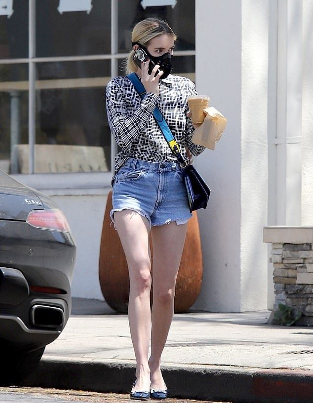 Khi xuống phố, Emma Roberts thoải mái chọn áo sơ mi hoạ tiết và quần sooc để tiện di chuyển.
