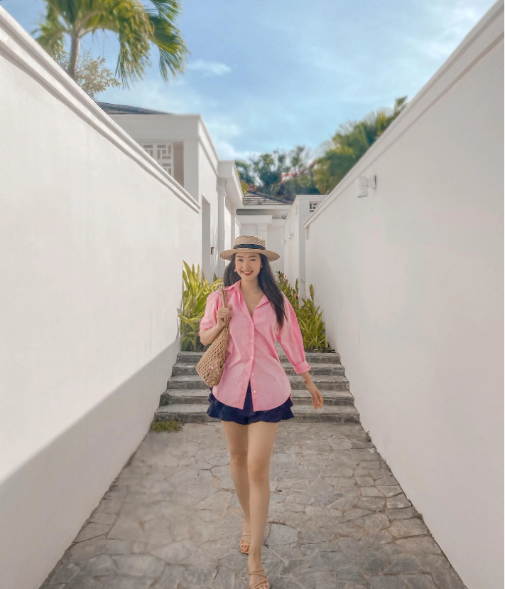 Mỹ nhân không tuổi của Vbiz - Minh Hằng cũng bắt trend màu hồng cho những chuyến đi xa. Để tăng hiệu ứng hack tuổi, chân váy xoè xếp li cùng sandal dây mảnh là lựa chọn hoàn hảo.