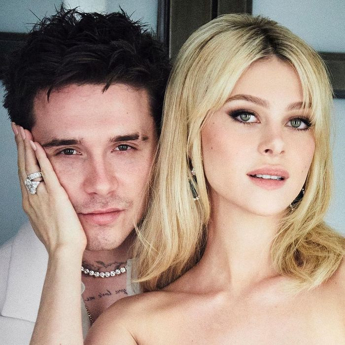 DÂU MỚI NHÀ BECKHAM KHOE NHẪN KHỦNG GIÁ 46 TỶ - Ảnh 7