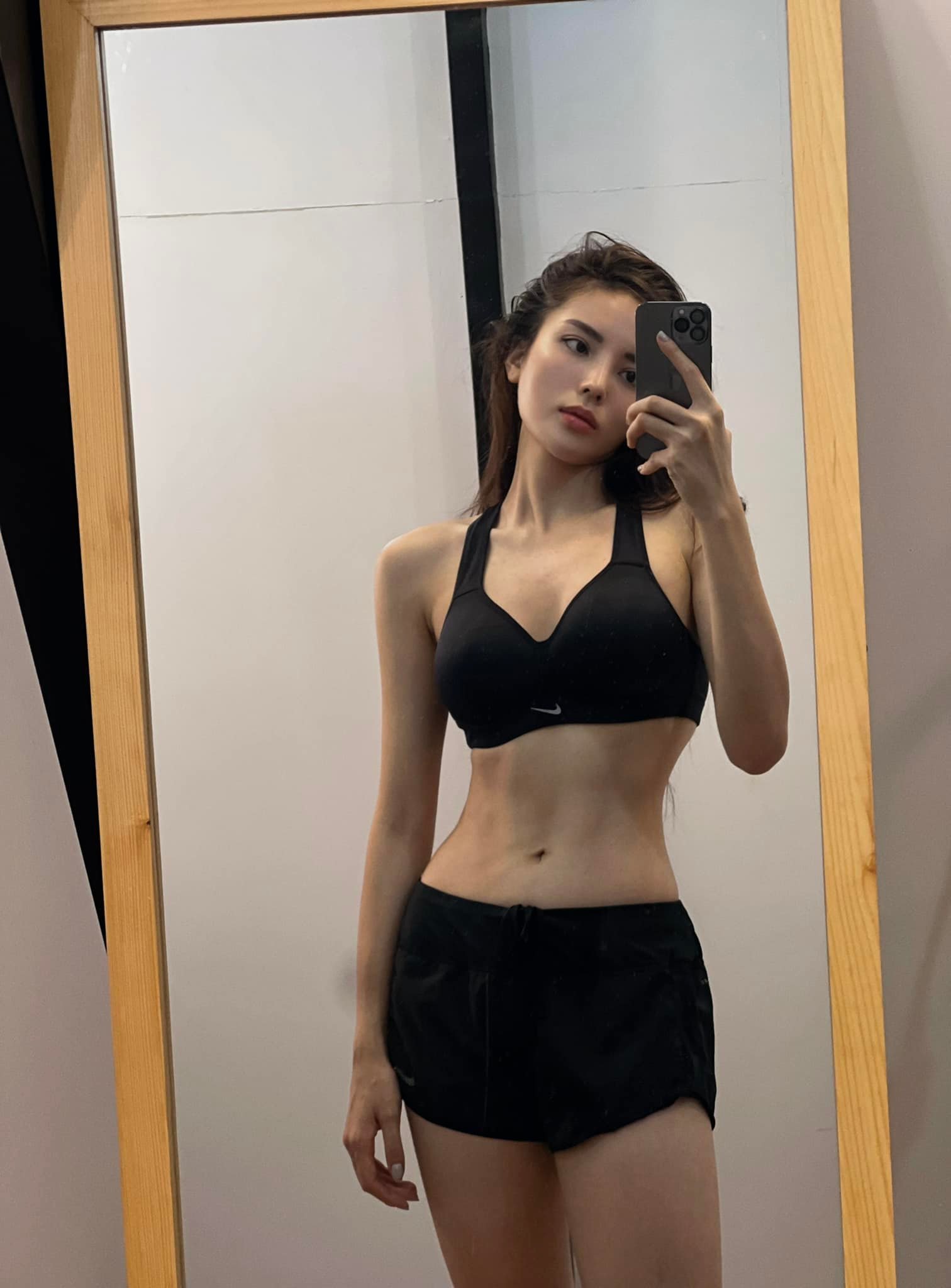 Từ khi giảm cân, sở hữu vòng eo con kiến, Hoa hậu Kỳ Duyên chăm mặc áo croptop hơn cả - Ảnh 2