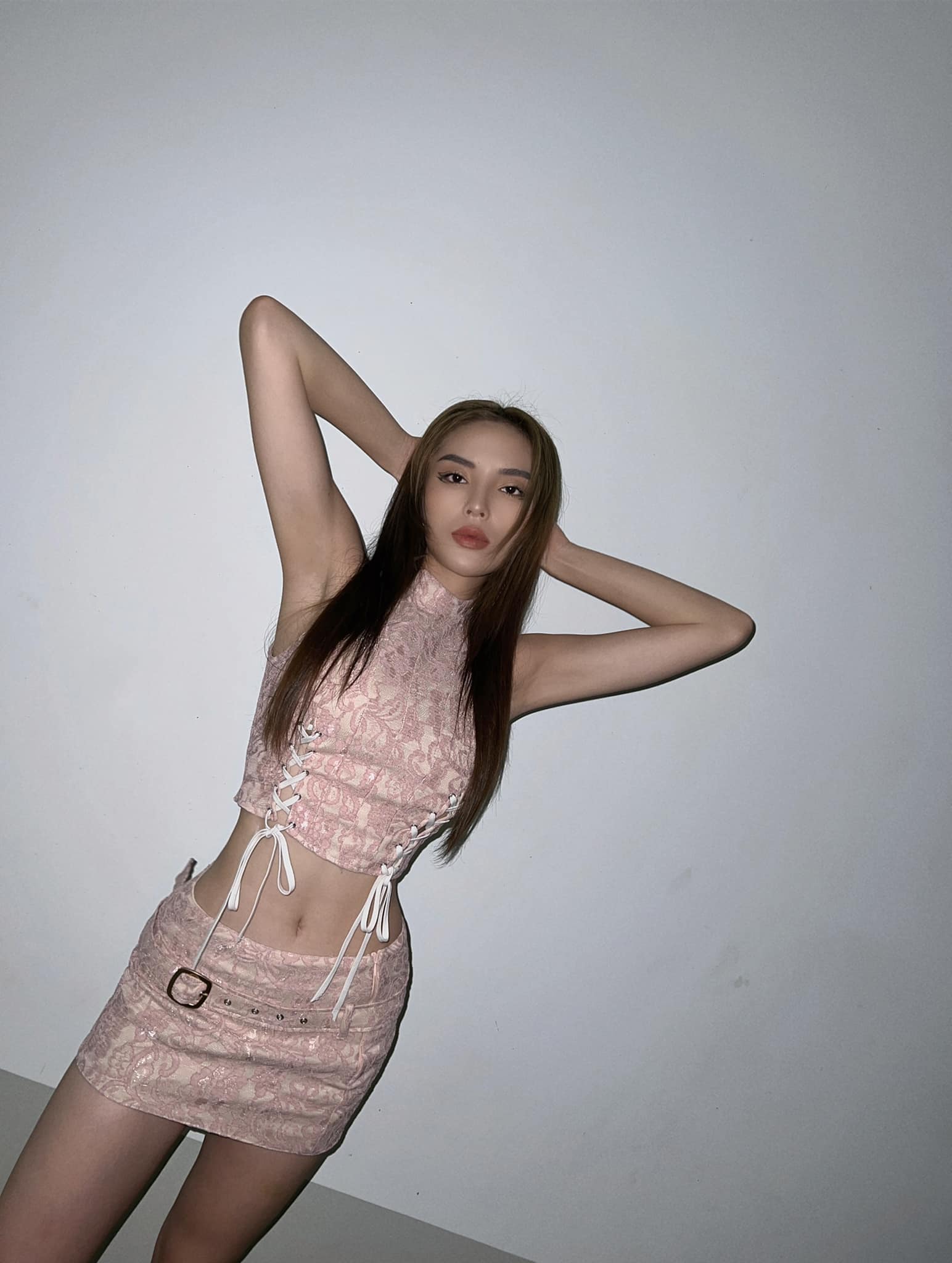 Từ khi giảm cân, sở hữu vòng eo con kiến, Hoa hậu Kỳ Duyên chăm mặc áo croptop hơn cả - Ảnh 9