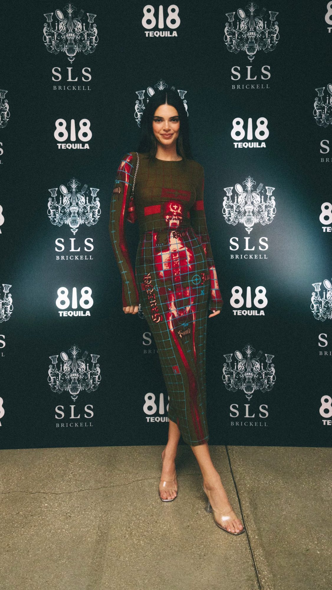 Kendall Jenner đốt cháy mùa hè nhờ 4 kiểu váy khoe trọn dáng ngọc - Ảnh 2