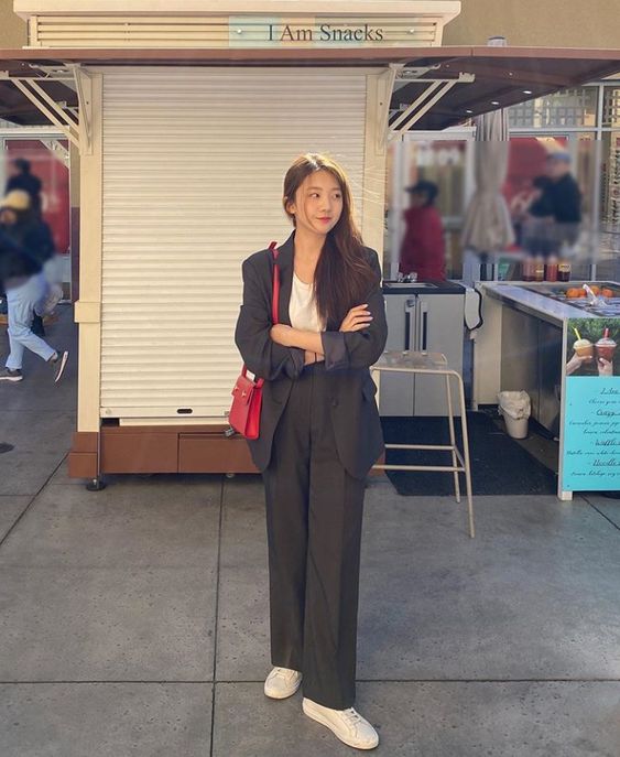 Muôn kiểu mặc blazer cho hè 2022 - Ảnh 20