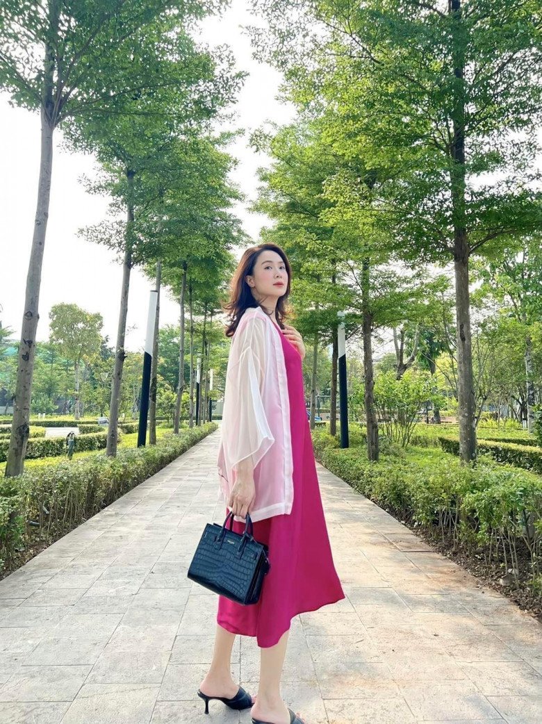 Hồng Diễm cứ đi biển là mang cả vali váy điệu đà - Ảnh 11