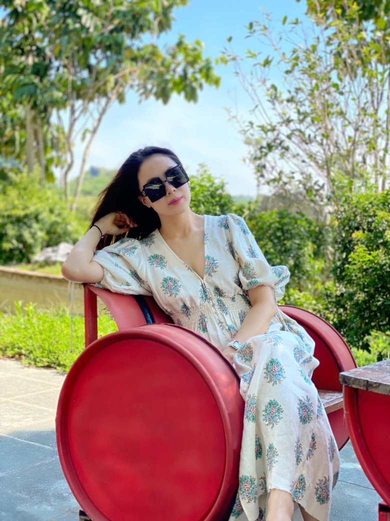 Hồng Diễm cứ đi biển là mang cả vali váy điệu đà - Ảnh 5