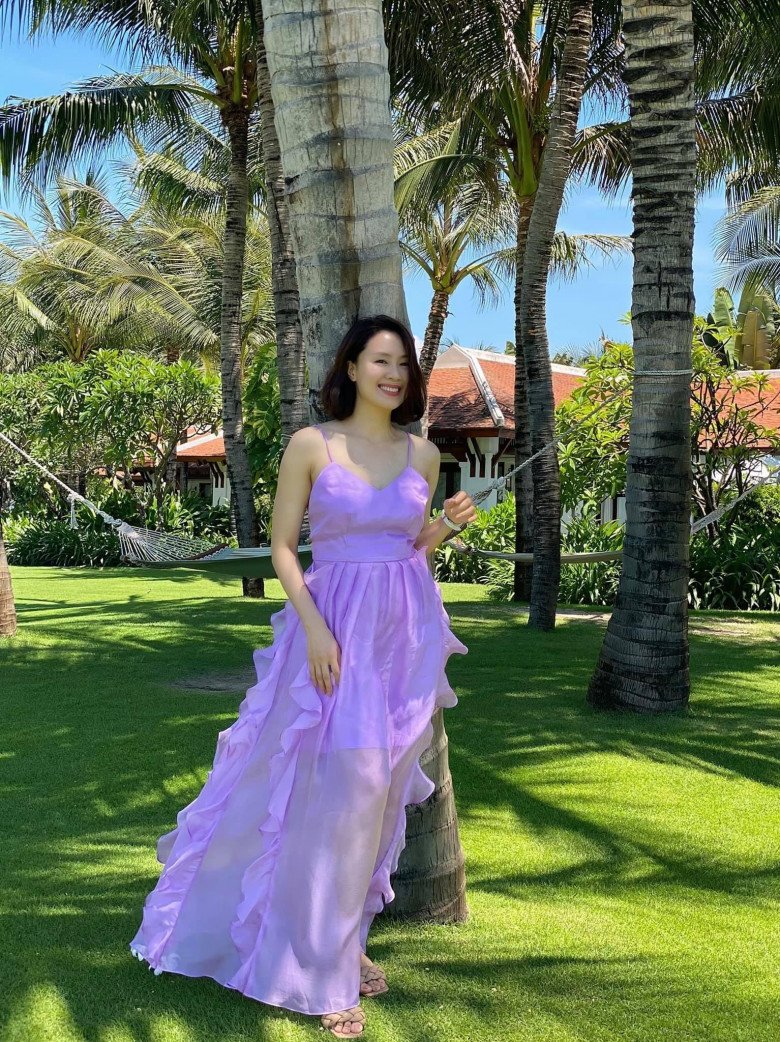 Hồng Diễm cứ đi biển là mang cả vali váy điệu đà - Ảnh 9