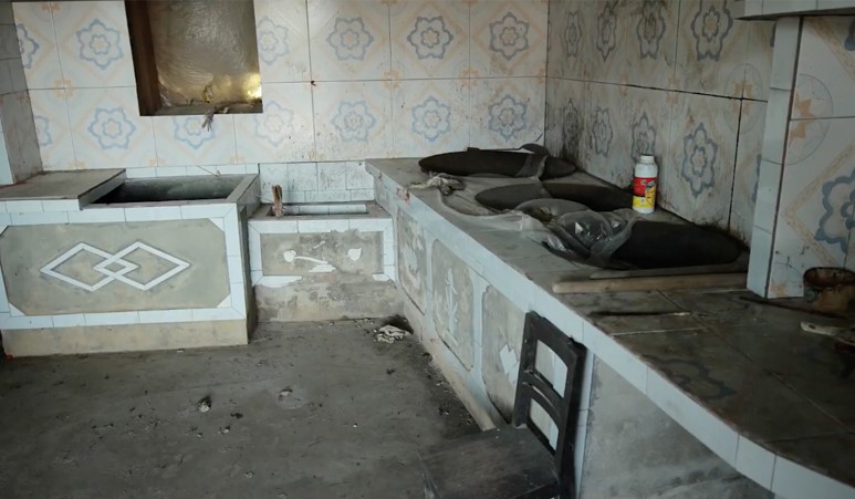 Căn bếp bị bỏ bê lâu ngày với những bệ đá vỡ nứt, tróc sơn
