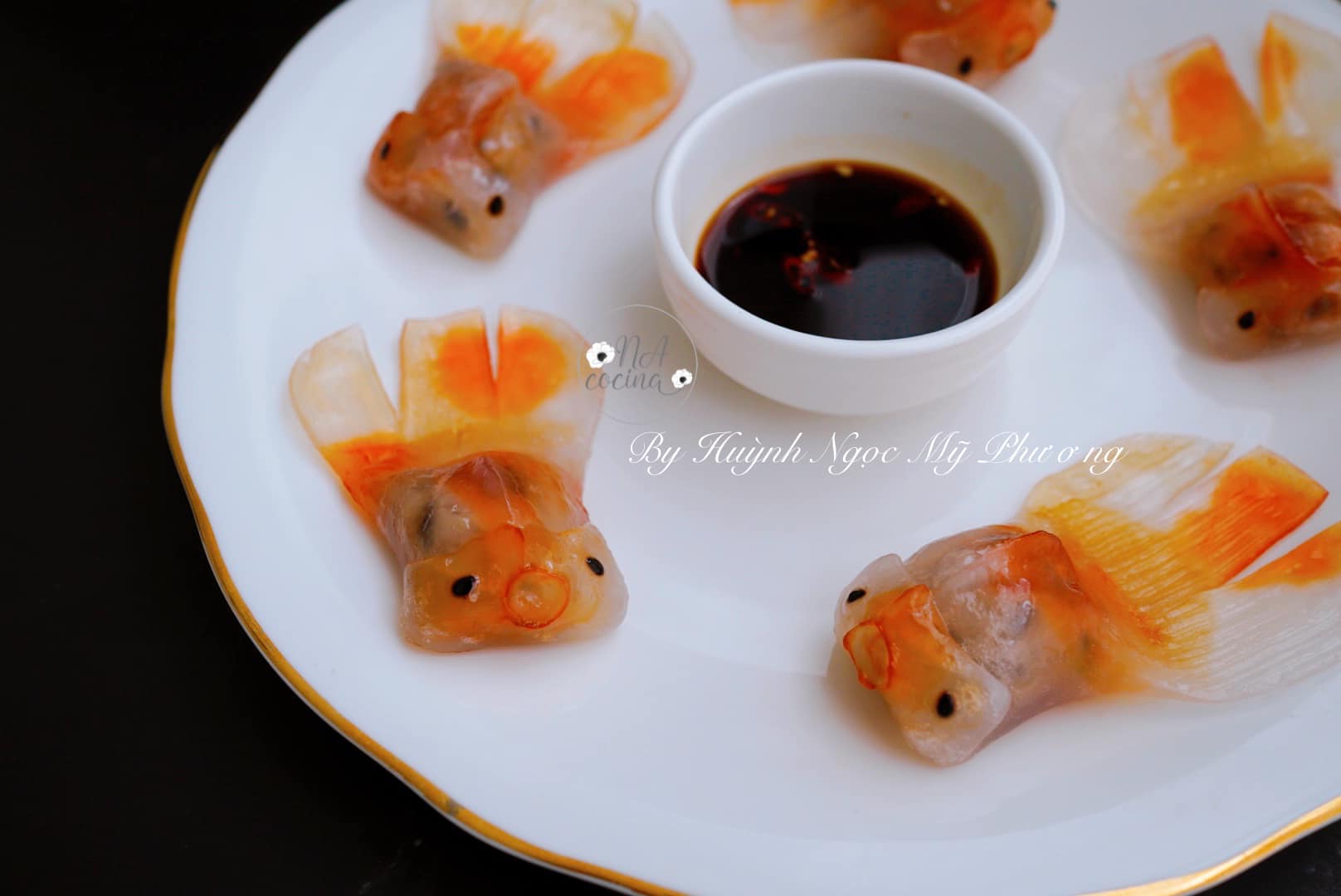 Mẹ Việt hướng dẫn cách làm há cảo tôm thịt hình cá vàng vô cùng sống động