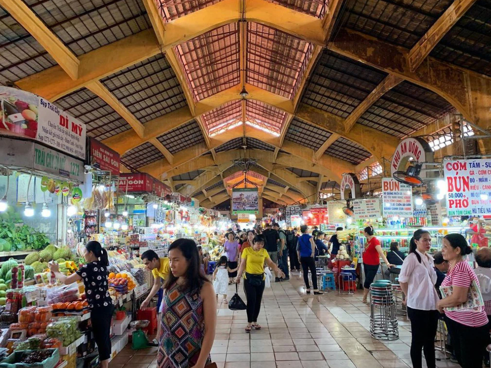 Khu chợ nổi tiếng tọa lạc ngay ở trung tâm quận 1, chợ Bến Thành luôn được đánh giá là một điểm đến vô cùng hấp dẫn của rất nhiều khách du lịch khi đến đây
