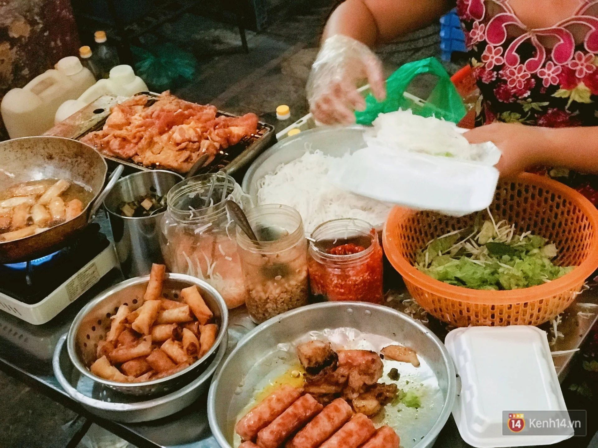 Ẩm thực trong con hẻm Hai Bà Trưng ở quận 1 có gì hấp dẫn mà lúc nào cũng đông đúc đến thế? - Ảnh 1