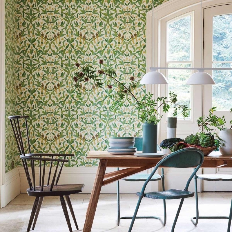 Giấy dán tường ngập tràn sắc xanh lá cây cùng những chậu cây cảnh tươi mơn mởn trên bàn là đủ để chúng ta cảm giác căn phòng mát mẻ và rộng rãi.