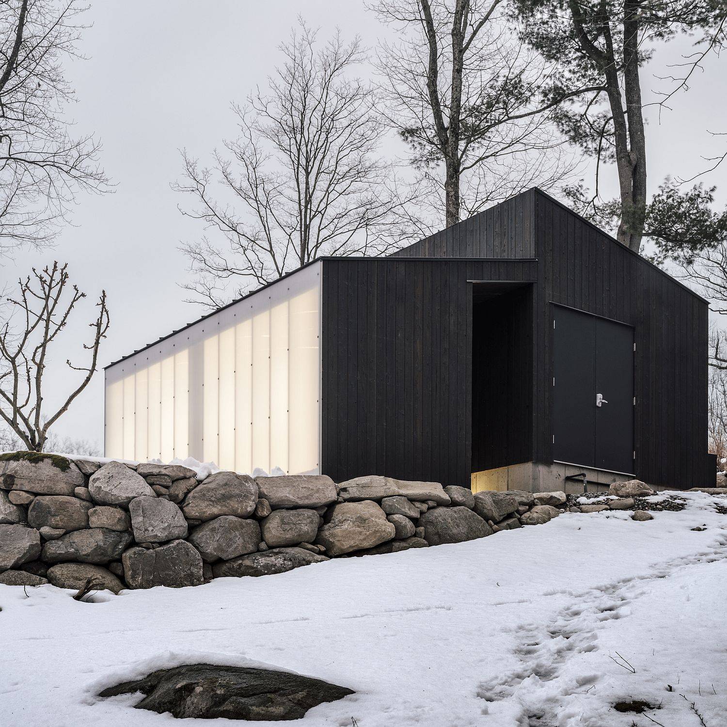 Cabin nhỏ bằng gỗ ấm cúng ở New York với một bên bức tường sử dụng vật liệu polycarbonate.
