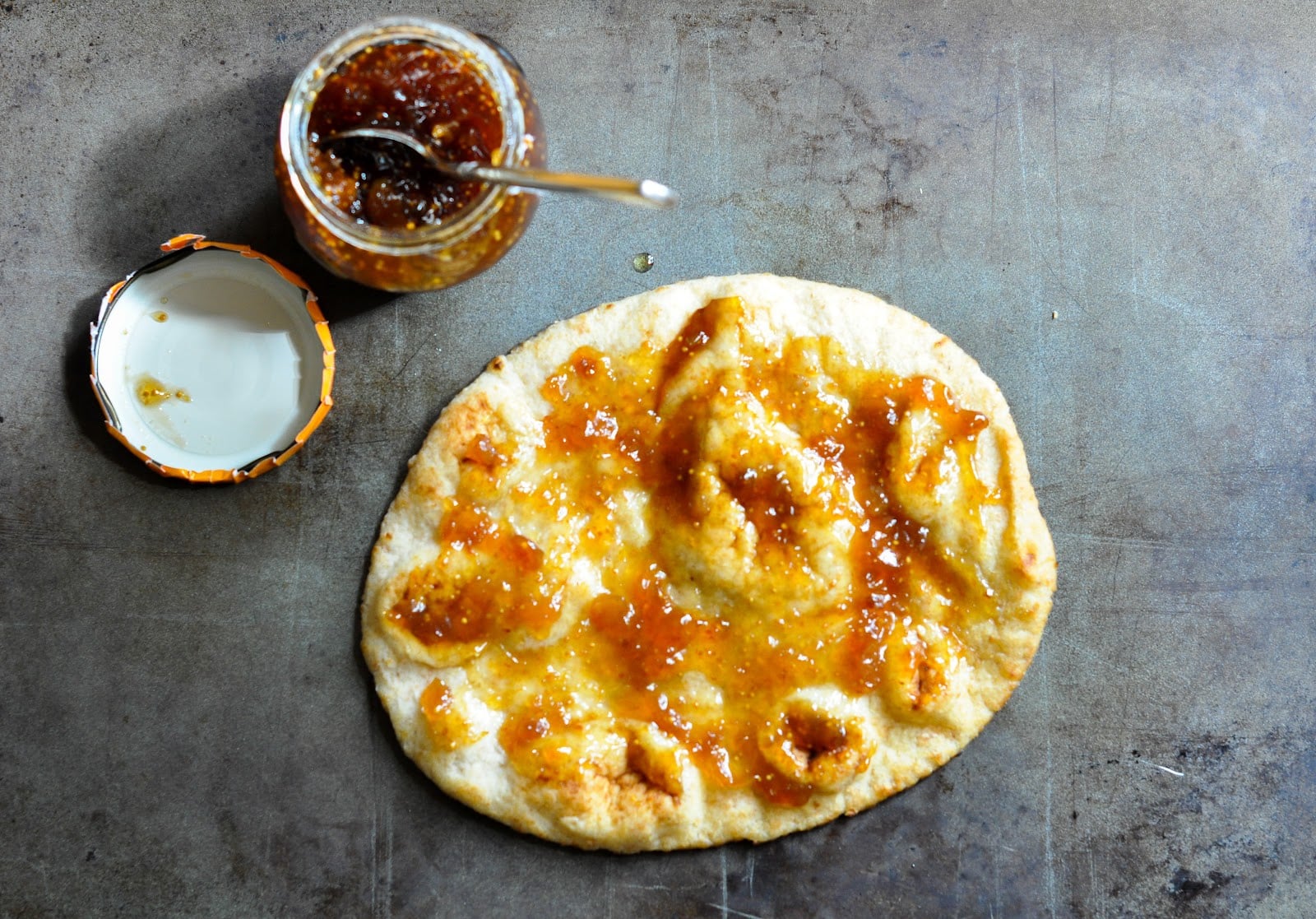 Iran - Bánh mì naan kết hợp với bơ và mứt và sự lựa chọn phổ biến cho bữa sáng ở Iran. Naan là loại bánh mì vô cùng nổi tiếng ở Trung Đông. Bánh mì có dạng lát, có men sữa chua và được chế biến bằng cách quét nước lên trên bề mặt của bột rồi sau đó sẽ đem lên áp chảo.