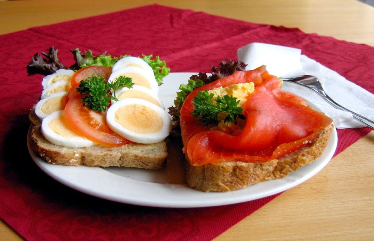 Thụy Điển - Bữa sáng ở nơi đây sẽ gồm một loại bánh mì kẹp mở (open sandwich) và thường là một lát bánh mì có nhân đặt lên trên thay vì kẹp vào nhau. Các loại nhân ăn kèm bao gồm thịt nguội, trứng luộc, cà chua,...