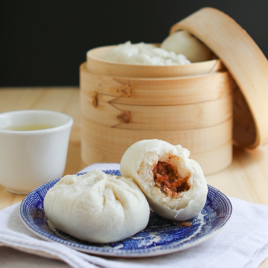 Trung Quốc - Một chiếc bánh bao nhân xá xíu hay nhân thịt nóng hổi là món ăn khá phổ biến của người Trung Quốc vào mỗi buổi sáng. Ngoài ra, cháo đặc cũng là sự lựa chọn của nhiều người khác vào bữa sáng đấy.