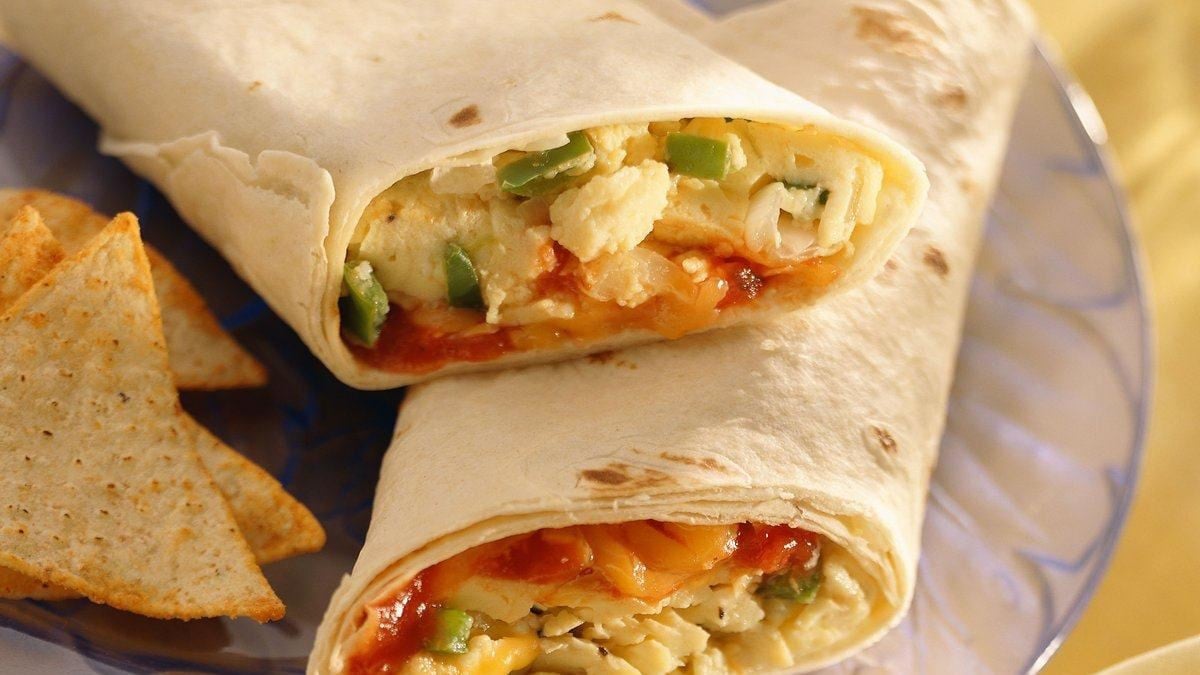 Mexico - Bữa sáng của người Mexico sẽ được gói gọn trong một đĩa thập cẩm gồm bánh mì tortillas, trứng chiên và sốt salsa.