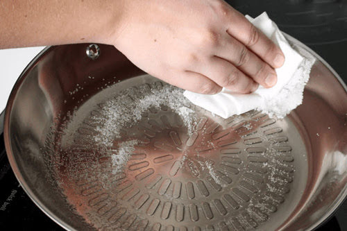 2 cách chống dính cho chảo thường bằng nguyên rẻ bèo, dễ kiếm