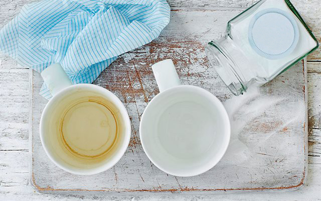 Mẹo tẩy sạch các vết ố bám trên cốc chén trong nhà