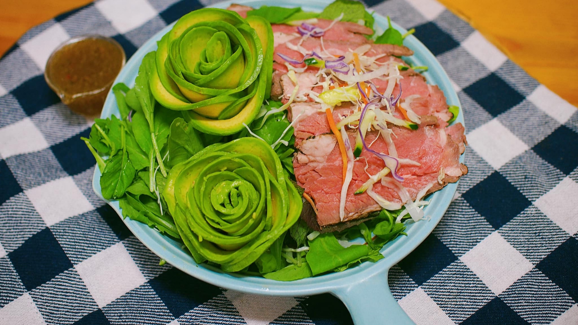 Salad bơ & thịt bò đỏ