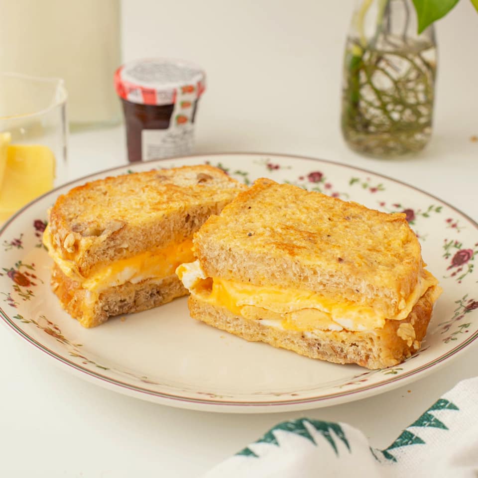 Bánh mì kẹp trứng, phomai (One - pan toast)
