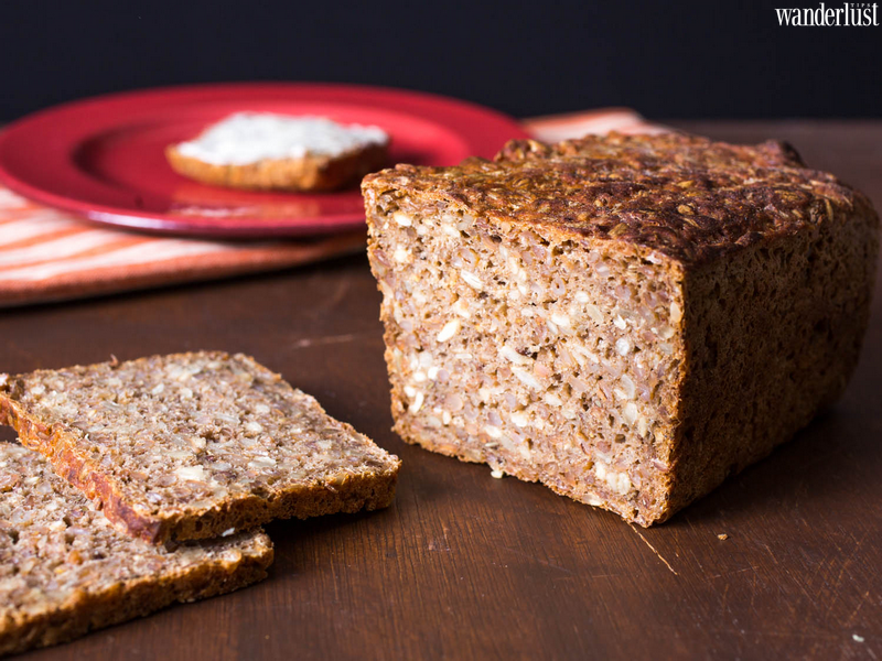 Bánh mì của Smorrebrod là bánh mì lúa mạch đen.
