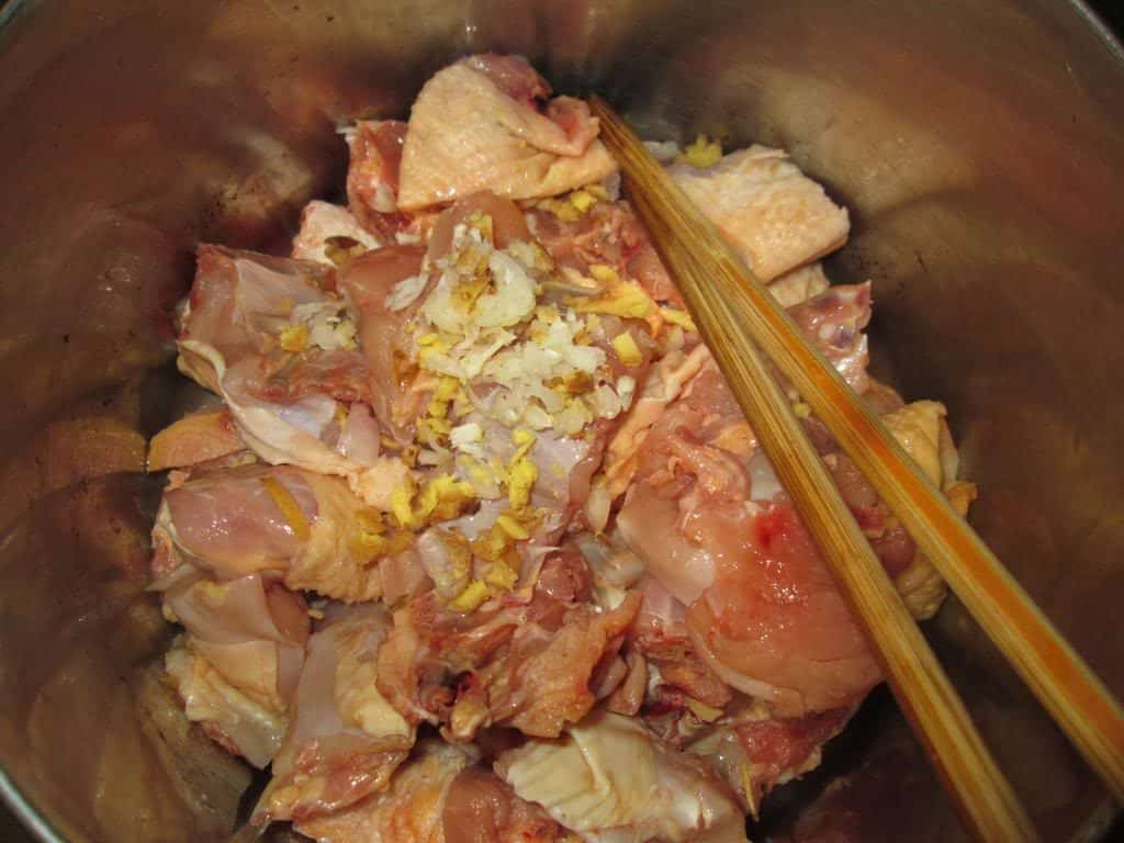 Cách nấu mì Quảng gà chuẩn vị miền Trung cực đơn giản mà lại ngon miệng - Ảnh 4