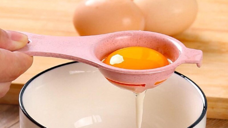 Cách làm sốt dầu trứng trong, béo ngậy để nâng vị cho bông lan trứng muối - Ảnh 2