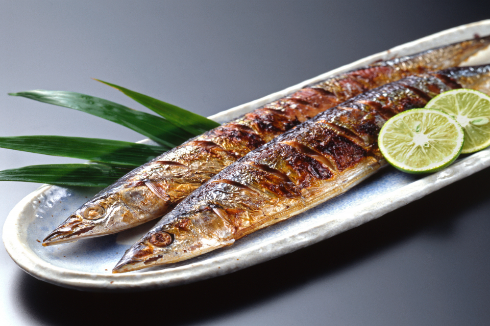 Sanma - cá thu đao Thái Bình Dương là một thực phẩm được người Nhật yêu thích mỗi khi trời trở lạnh. Loại cá này có độ ngon và béo vô cùng đặc trưng. Người ta thường sẽ luộc nguyên con cùng với muối, sau đó vớt ra ngoài rồi vắt lên chút chanh hay yuzu (loại cam có màu vàng), rưới thêm chút xì dầu rồi cứ thế thưởng thức.