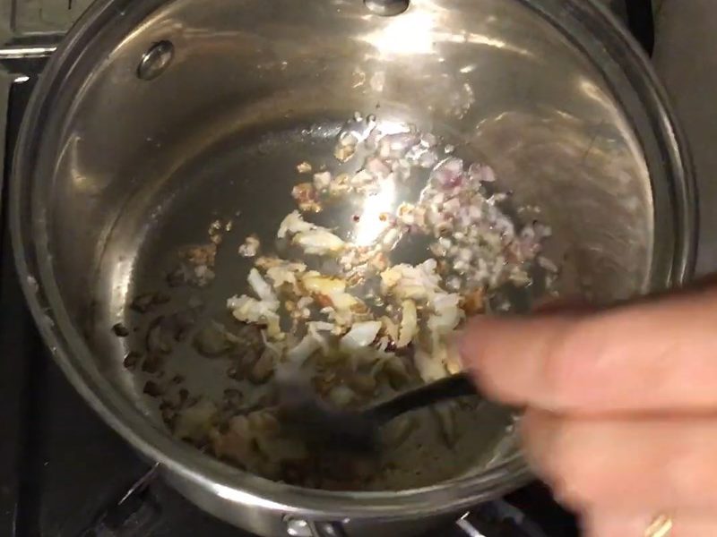 Cách nấu súp cua óc heo trứng bắc thảo thơm ngon, bổ dưỡng mà không bị tanh - Ảnh 4