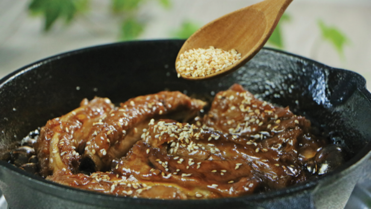 Sườn heo nướng khi được quyện lẫn cùng với hương vị vô cùng đặc trưng từ nước sốt teriyaki sẽ mang đến một cảm giác vô cùng mới lạ và hấp dẫn cho người thưởng thức. Món ăn này có thể ăn kèm cùng với cơm nóng hổi cũng rất đưa miệng và tròn vị đấy.