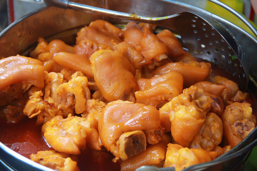 Cách làm chân giò kho nghệ lạ miệng, đưa cơm lại cực đơn giản 