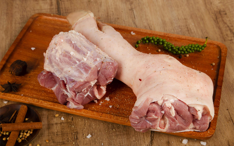 Cách rút xương chân giò nhanh gọn như đầu bếp chuyên nghiệp