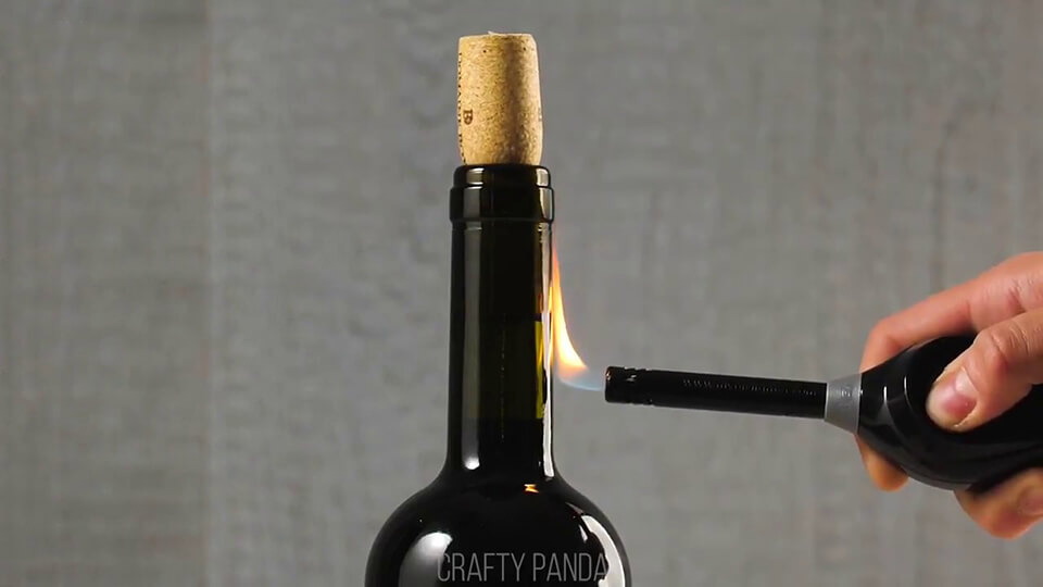 Có rượu vang nhưng không có dụng cụ mở rượu vang, thứ nhà nào cũng có này sẽ giúp bạn