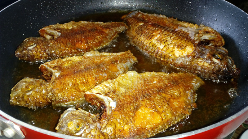 Nhớ kỹ tuyệt chiêu này, đảm bảo rán cá không bao giờ sợ dính chảo và vỡ da