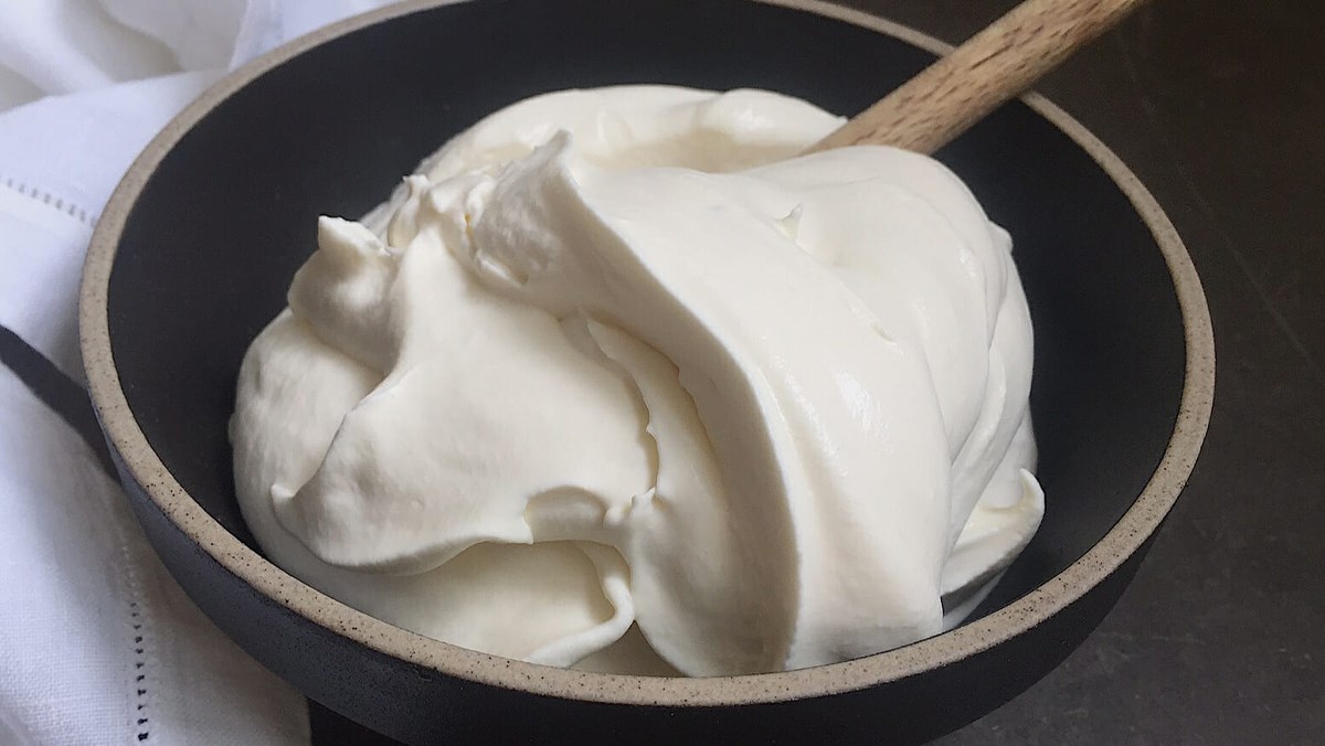 Cách làm kem tươi từ sữa tươi trắng mịn, thơm ngậy đơn giản - Ảnh 1