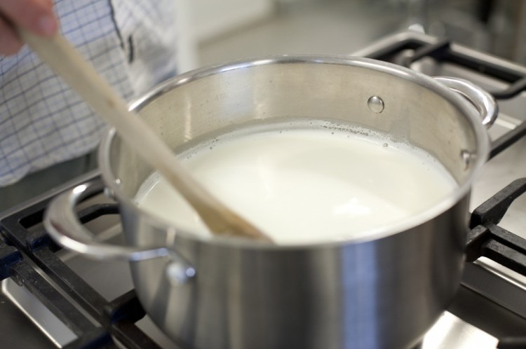 Cách làm kem tươi từ sữa tươi trắng mịn, thơm ngậy đơn giản - Ảnh 2
