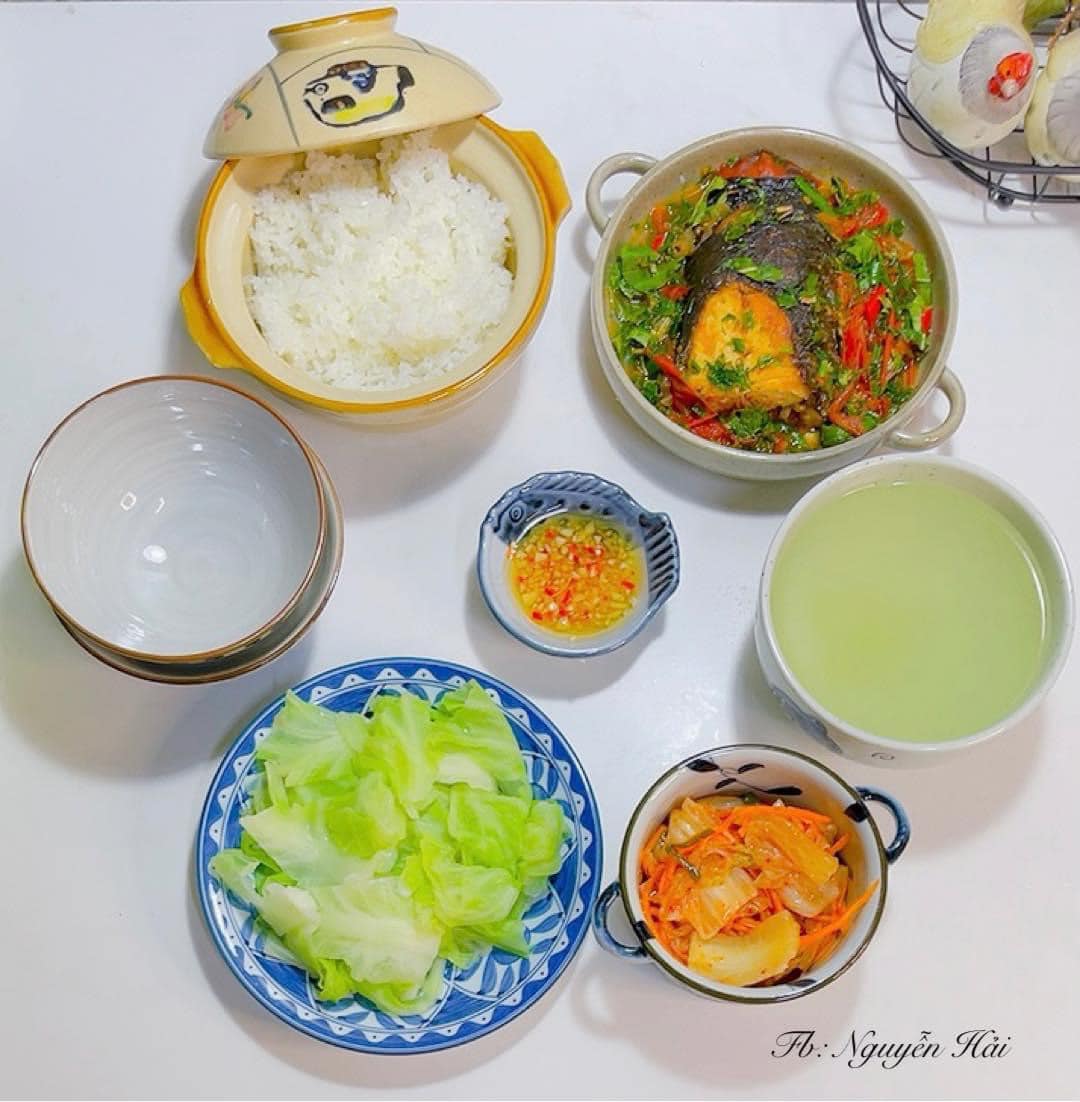 Cá thu sốt cà chua - Rau bắp cải luộc - Kim chi