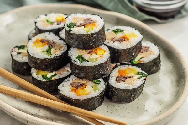 Cách cuộn kimbap chắc tay, tròn đẹp mà khhông cần đến mành tre