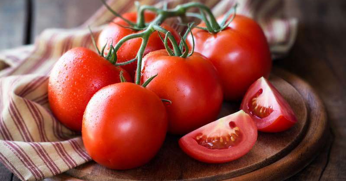 Cà chua là loại thực phẩm vô cùng tuyệt vời trong thực đơn ăn dặm của trẻ. Trong cà chua có chứa một lượng canxi, sắt, kali, vitamin A, vitamin C vô cùng dồi dào. Cà chua có thể làm nguyên liệu để chế biến thành rất nhiều món ăn khác nhau bằng cách hấp, nghiền, xay nhuyễn,...