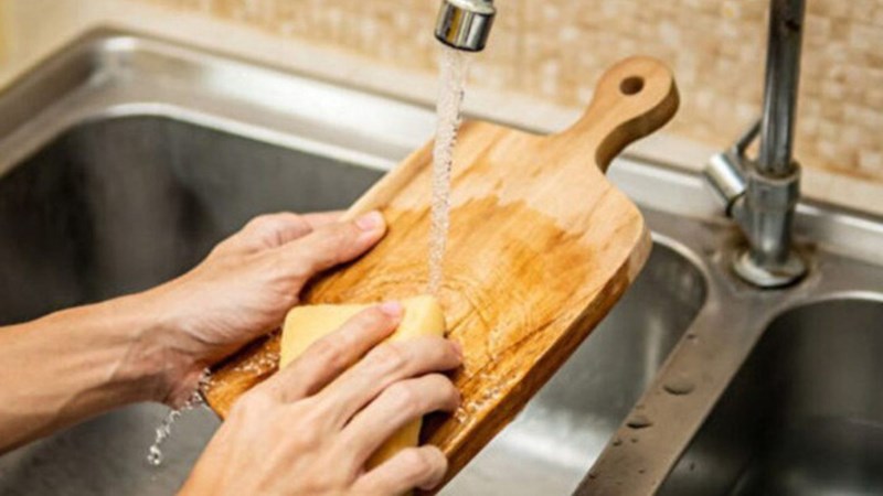 Mẹo làm sạch thớt gỗ trong nhà bếp chỉ với những nguyên liệu quen thuộc, rẻ tiền  - Ảnh 1