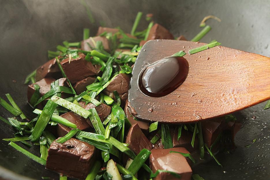 Cách làm tiết heo xào tỏi tây đảm bảo không tanh lại mềm mịn, thơm ngon vô cùng