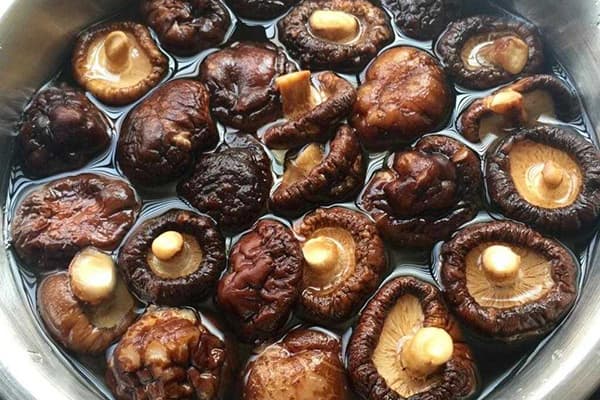 Cách ngâm nấm hương nở bung, mềm đều trong vài phút chỉ với nguyên liệu quen thuộc này 